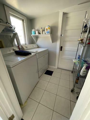 7min Walk To Courthouse Plaza! Historic Cottage
