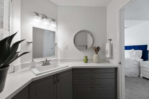 Pristine Escape About 2 Miles To Old Town Scottsdale!