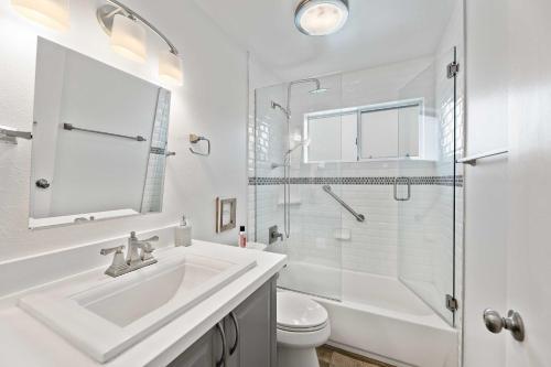 Pristine Escape About 2 Miles To Old Town Scottsdale!