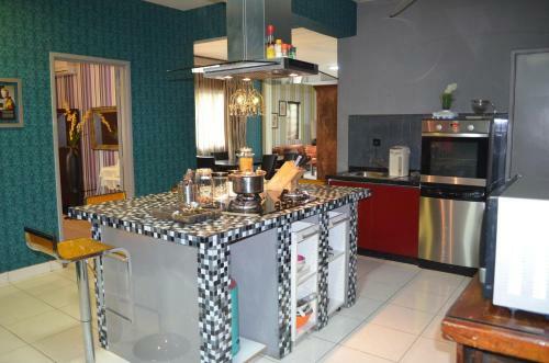 Amisha Home Design & Comfortable 2 Bedrooms Apartment