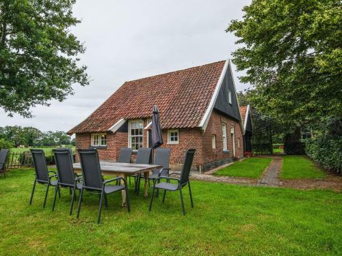 Apartamentos Cozy Farmhouse In Enschede With Terrace