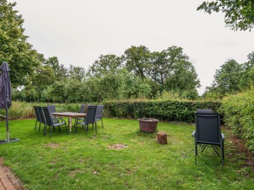 Apartamentos Cozy Farmhouse In Enschede With Terrace