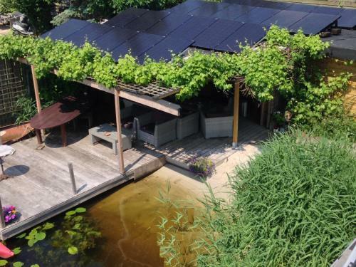 B&B Houseboat Between Amsterdam Windmills
