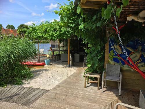 B&B Houseboat Between Amsterdam Windmills