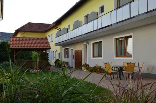 Hostal Weingut & G�stehaus Dombi Weiss