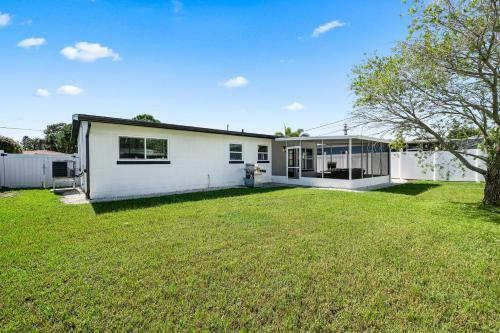 Sleek Redington Beach Retreat With Lanai, Grill