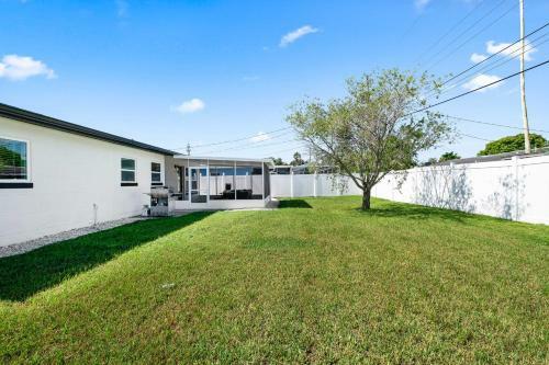 Sleek Redington Beach Retreat With Lanai, Grill