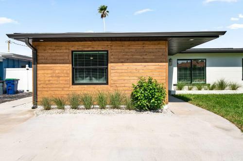 Sleek Redington Beach Retreat With Lanai, Grill