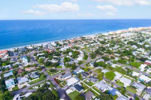 Sleek Redington Beach Retreat With Lanai, Grill
