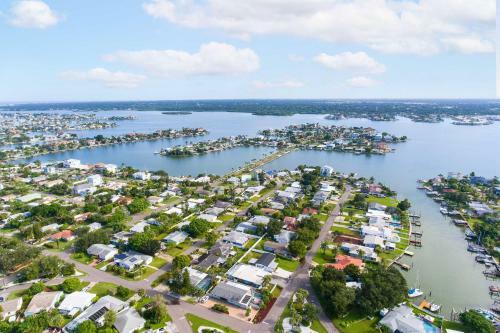 Sleek Redington Beach Retreat With Lanai, Grill