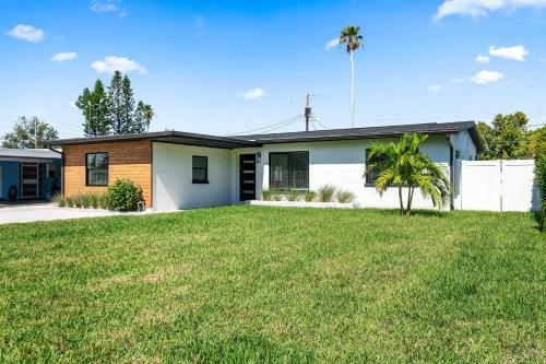 Sleek Redington Beach Retreat With Lanai, Grill
