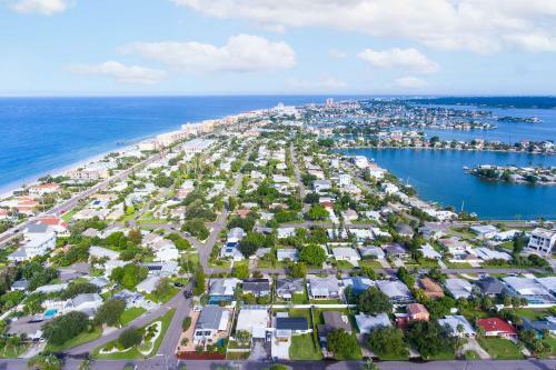 Sleek Redington Beach Retreat With Lanai, Grill