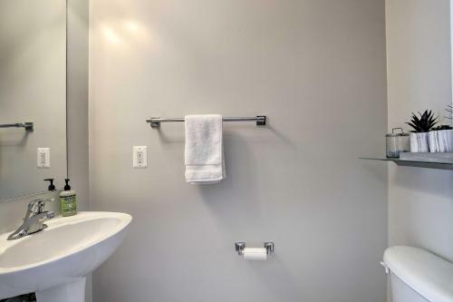 Chic Ashburn Townhome With Balcony, Pool Access