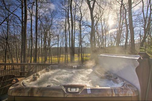 Spacious Wintergreen Resort Home With Hot Tub!