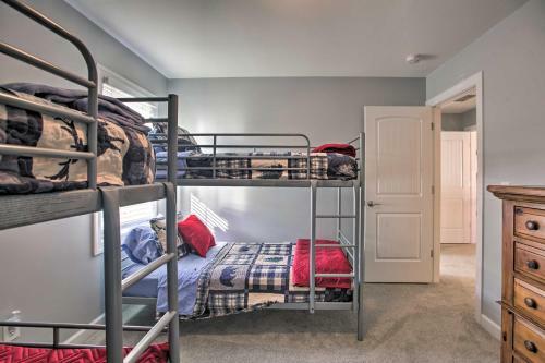 Spacious Wintergreen Resort Home With Hot Tub!