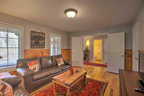 Spacious Wintergreen Resort Home With Hot Tub!
