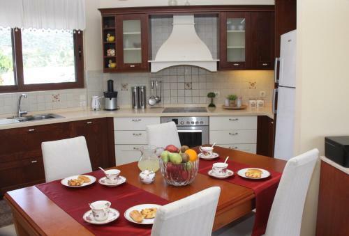 Villa Marena With Extraordinary Views By Ghh
