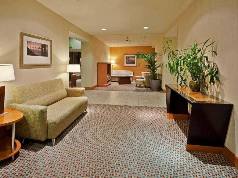 Hotel Crowne Plaza International Airport