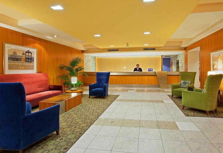 Hotel Crowne Plaza International Airport