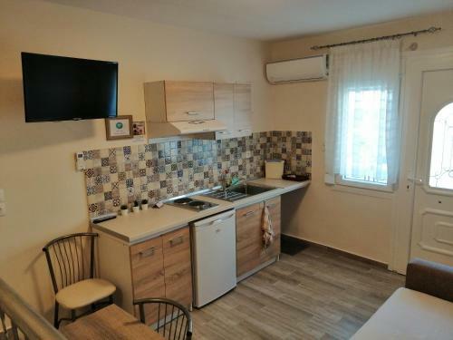 Marina's Apartments - White & Stone Apartment