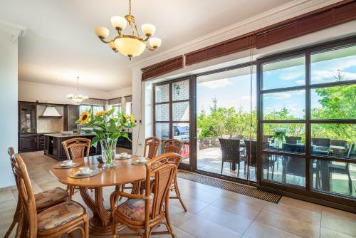 Villa Lakeland Residence