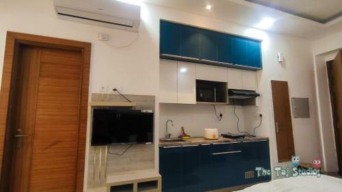 City Center ? Luxuries Studio Apartment In Mall - By Taj Studios