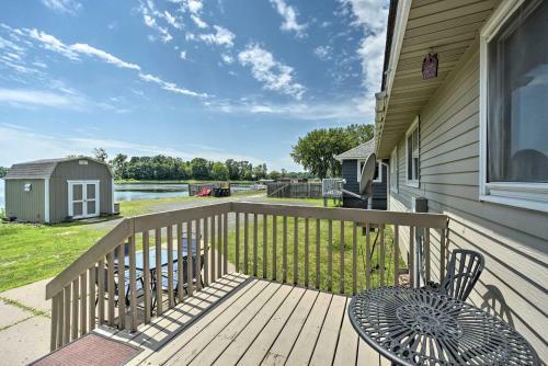 Cottage With Deck Situated On South Center Lake