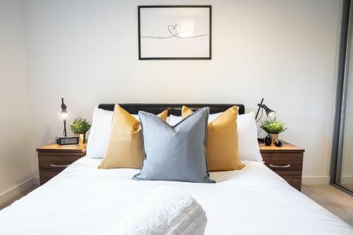 Stylish 2 Bed City Centre Apartment Sheffield - Available & Book Today