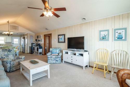 Afternoon Delight By Oak Island Accommodations