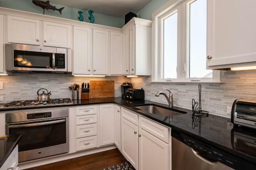 The Salty Dog By Oak Island Accommodations
