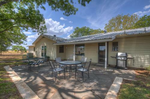 Cozy Combo! Fire Pit, Bbq, Ping Pong And Cornhole!