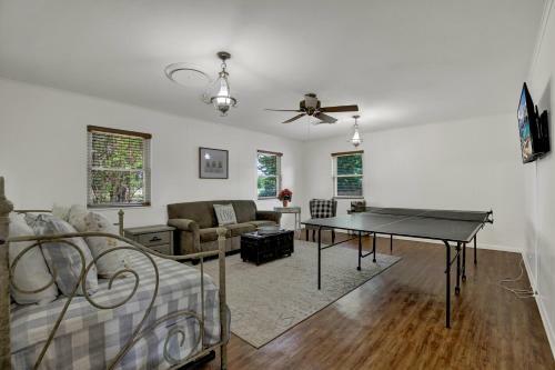 Cozy Combo! Fire Pit, Bbq, Ping Pong And Cornhole!