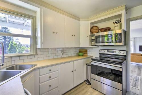 Scenic Bremerton Getaway With Spacious Deck!
