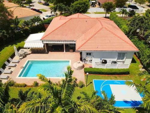 Beautiful House + Heated Pool/17 Guest,b�squetball