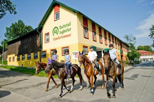 Hostal Pension & Reitstall Inghofer