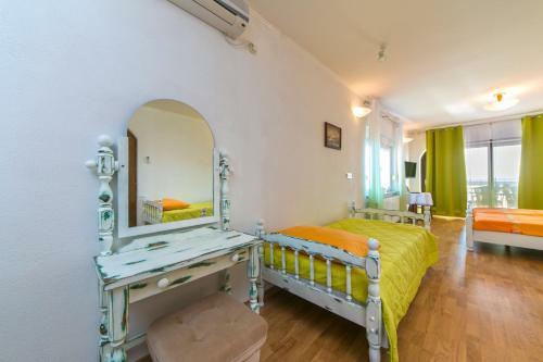 Adria Brela Apartments