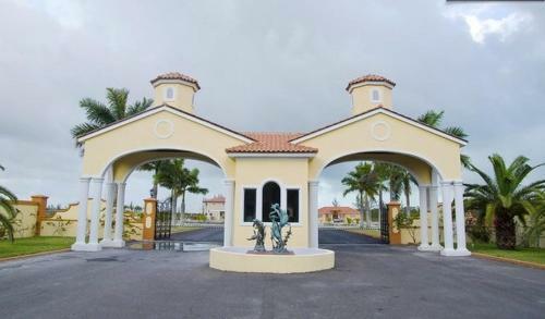 Two-bedroom Townhouse Near Coral Harbour Beach