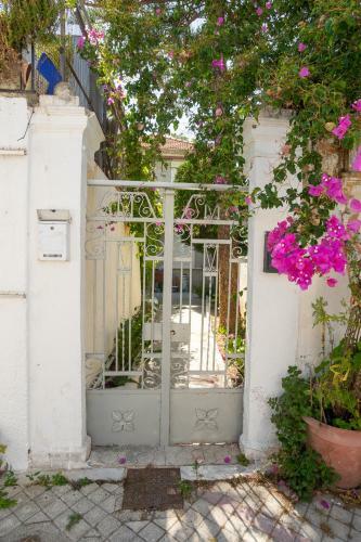 Cozy House With Flowery Courtyard In Notable Location