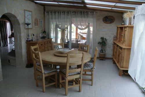 Bed & Breakfast Le Mas Des Mathes, Chambres D'h�tes, Studios