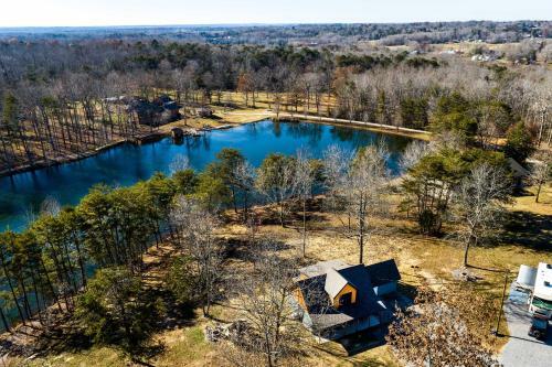 Serene Lakefront Cabin With Deck And Fire Pit!