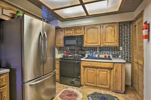 Apartamento Deluxe Omaha Escape With Game Room, Pool Access