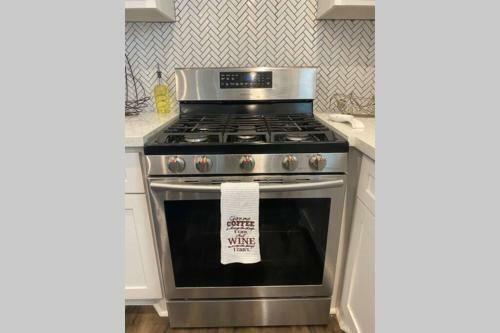 Updated Home, King Bed Suite Gated Free Parking