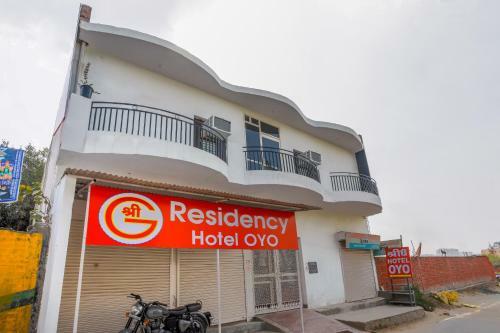 Hotel Oyo 71870 Rj Residency