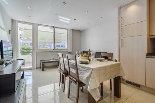 Optimist, Apartament Las Americas