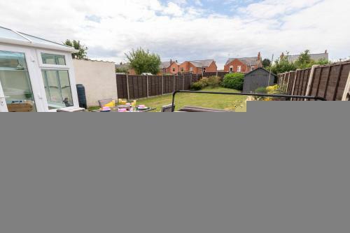Modern Three Bedroom Home In Gloucester With Hot Tub