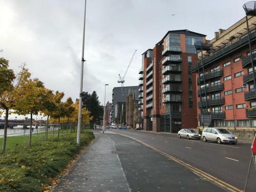 City Centre Riverside Apartment With Private Parking
