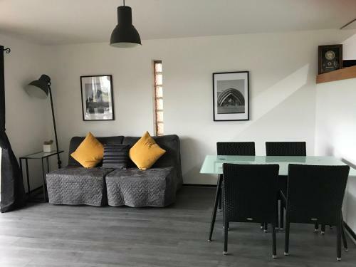 City Centre Riverside Apartment With Private Parking