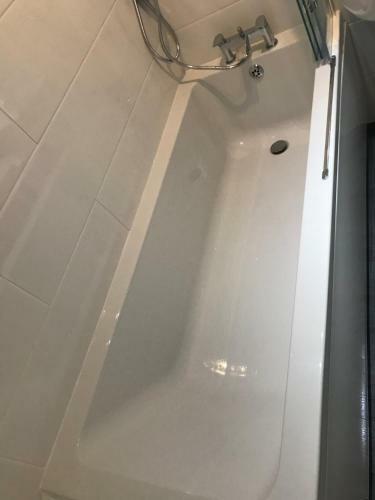 City Centre Riverside Apartment With Private Parking