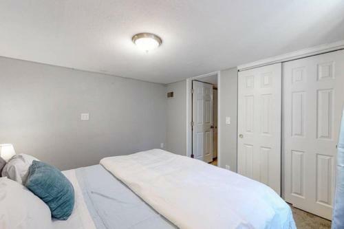 Modern Renovated Lower Level Unit In Littleton