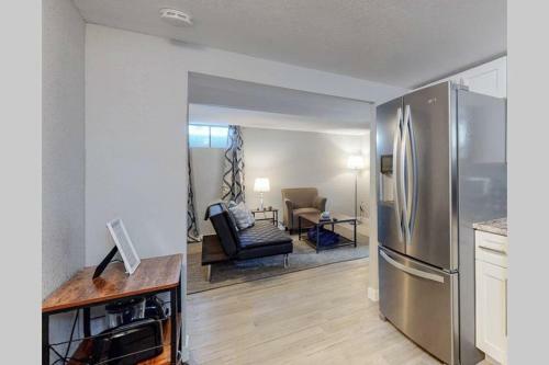 Modern Renovated Lower Level Unit In Littleton